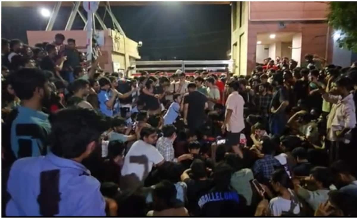 2 महीने में 4 सुसाइड! कुरुक्षेत्र NIT में छात्रों ने की नारेबाजी, प्रशासन ने गेट पर जड़े ताले, कैंपस में भारी पुलिस बल की तैनाती