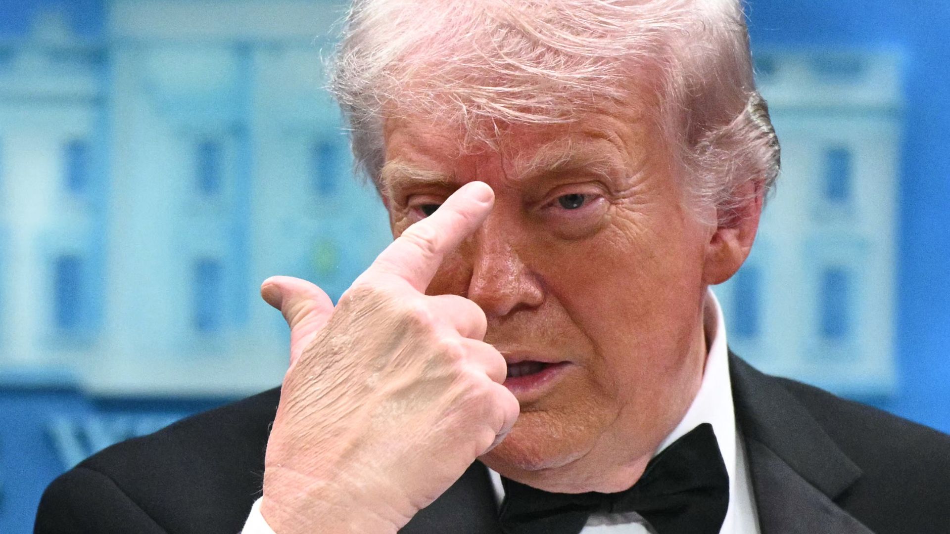 आपदा में अवसर तलाश रहे ट्रंप, चार सबूत कि वो हमले का भी फायदा उठाने की कोशिश कर रहे