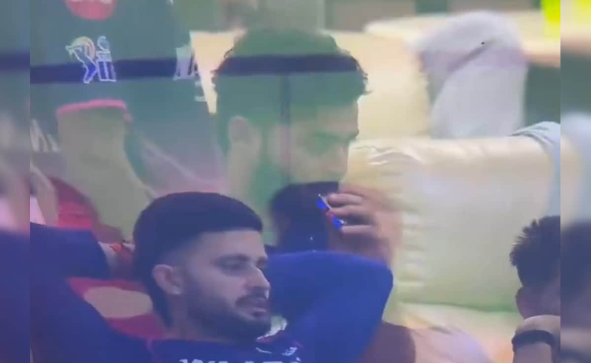 Riyan Parag: लाइव मैच के दौरान इस हरकत के साथ कैमरे में कैद हुए कप्तान रियान पराग, सोशल मीडिया पर मचा बवाल