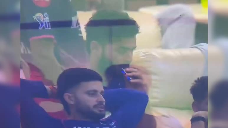 Riyan Parag: लाइव मैच के दौरान इस हरकत के साथ कैमरे में कैद हुए कप्तान रियान पराग, सोशल मीडिया पर मचा बवाल