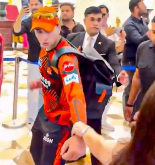 VIDEO: होटल में अभिषेक शर्मा के साथ महिला फैन ने ये क्या कर दिया? हैरान रह गए लोग