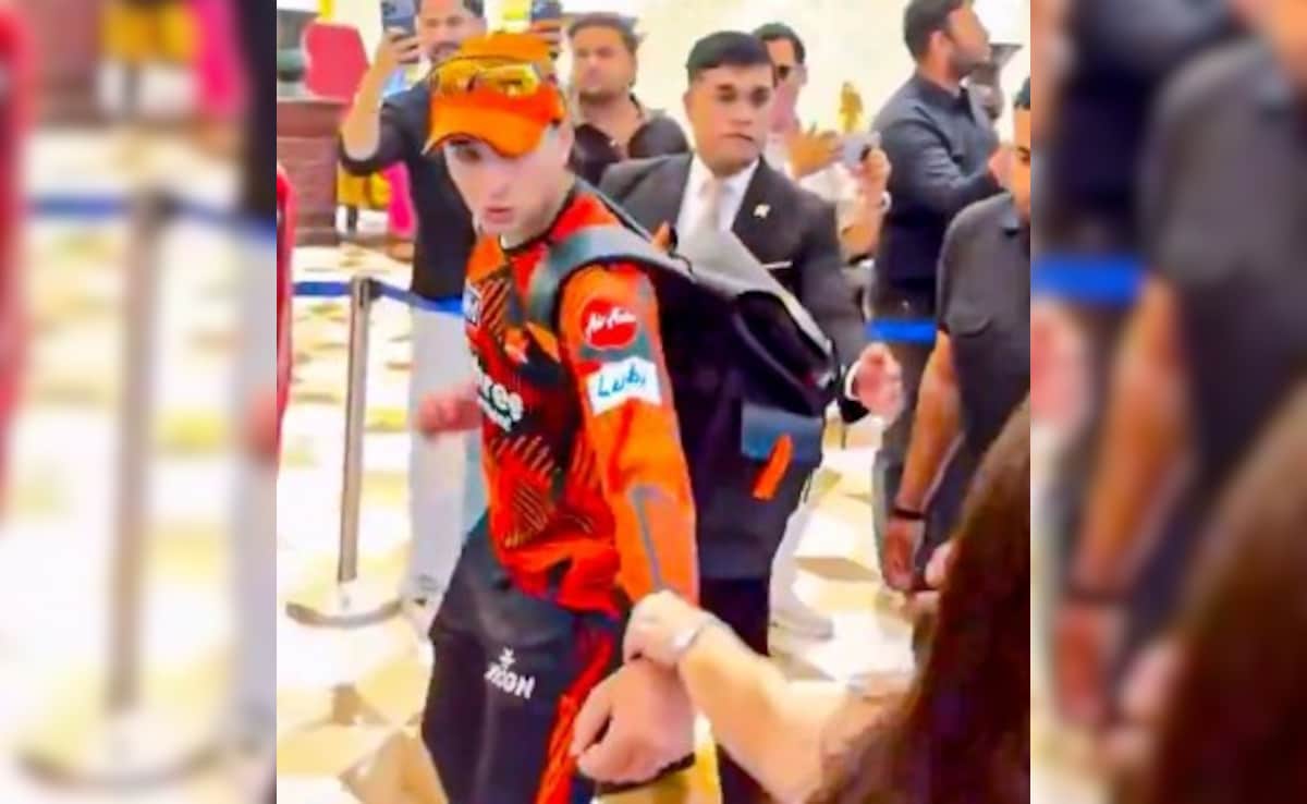 VIDEO: होटल में अभिषेक शर्मा के साथ महिला फैन ने ये क्या कर दिया? हैरान रह गए लोग