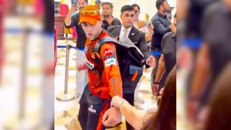 VIDEO: होटल में अभिषेक शर्मा के साथ महिला फैन ने ये क्या कर दिया? हैरान रह गए लोग