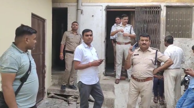 मौके पर जांच करते हुए पुलिस.