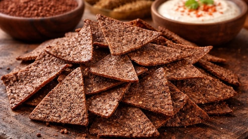 Ragi Chips Recipe: मैदे वाले चिप्स भूल जाएंगे आप, रागी के आटे से बनाएं हेल्दी और क्रिस्पी स्नैक