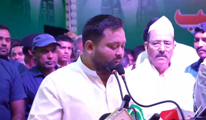 जब लालू जी नहीं झुके तो उनका बेटा भी नहीं झुकेगा...बीजेपी पर हमला बोलते हुुए तेजस्वी यादव