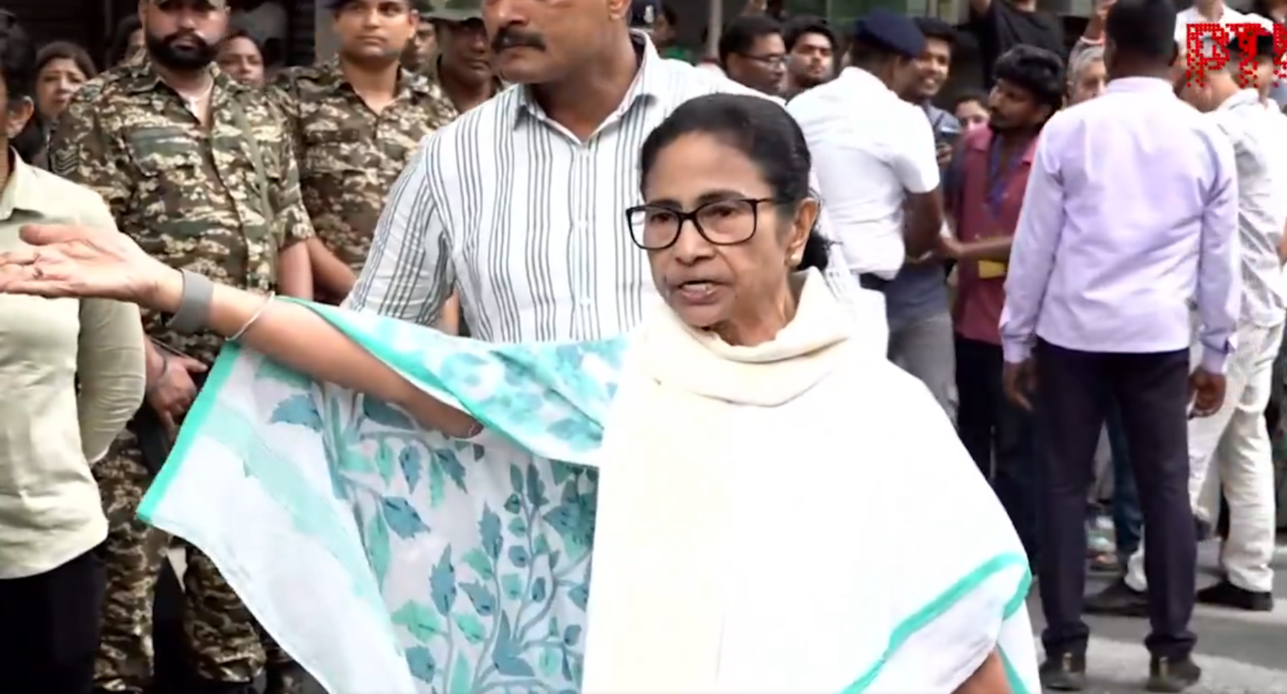 LIVE: 'जो भी 6 बजे तक लाइन में हैं, उन्हें वोट देने दें', ममता बनर्जी ने की अपील