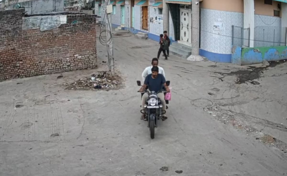 चलती बाइक पर आया हार्ट अटैक, सड़क पर गिरते ही युवक की मौत, घटना CCTV में कैद