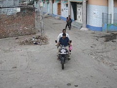 चलती बाइक पर आया हार्ट अटैक, सड़क पर गिरते ही युवक की मौत, घटना CCTV में कैद