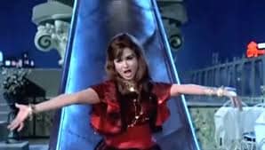 A still from the song Piya Tu ab toh aa ja