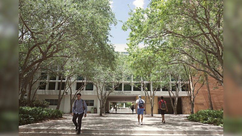 अमेरिका में कॉलेज और यूनिवर्सिटी के बीच क्&zwj;या फर्क होता है?