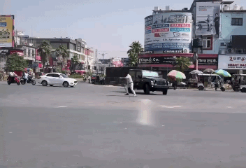 प्रयागराज में पुलिस चौकी के सामने थार का स्टंट, 22 सेकेंड में पांच राउंड घुमाया, VIDEO वायरल होते ही सीज हो गया वाहन