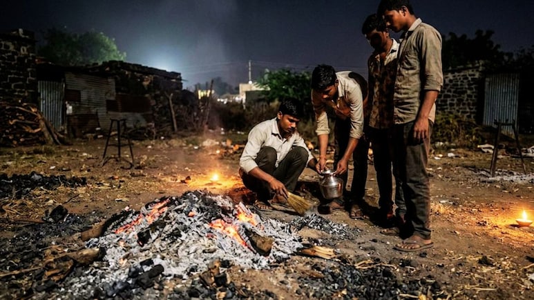 Tuljapur News : पहाटे राख सावडायला गेले अन् कुटुंब हादरलं; मृत महिलेची कवटीही..., तुळजापुरातील भीतीदायक प्रकार