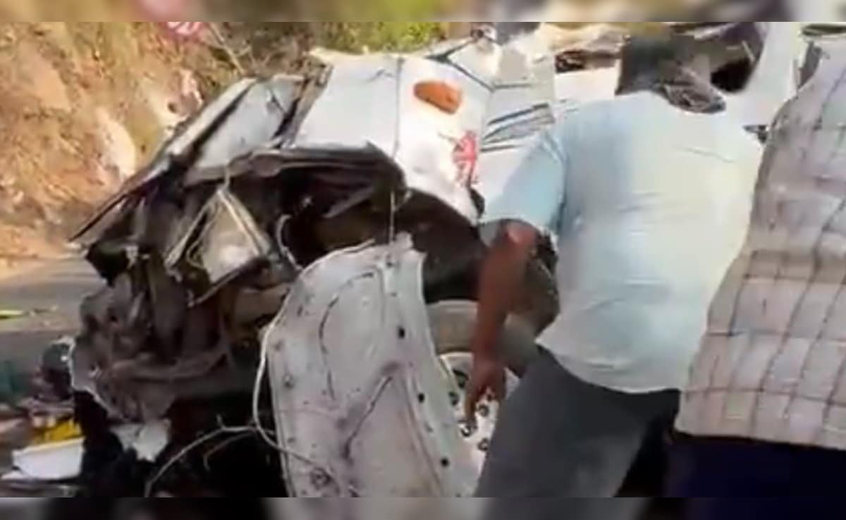 कोयंबटूर में बड़ा हादसा, खाई में गिरी टूरिस्ट बस, अब तक 9 की मौत