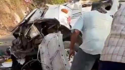 कोयंबटूर में बड़ा हादसा, खाई में गिरी टूरिस्ट बस, अब तक 9 की मौत