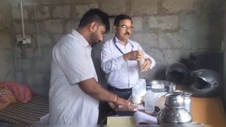 शादी में सप्&zwj;लाई कर रहा था म&zwj;िलावटी पनीर, फूड सेफ्टी टीम ने 250 किलो पनीर करवाया नष्&zwj;ट&nbsp;