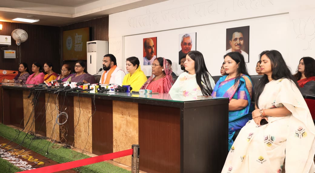 आक्रोश मार्च के लिए महिला नेताओं के साथ बैठक करते सीएम सम्राट चौधरी.