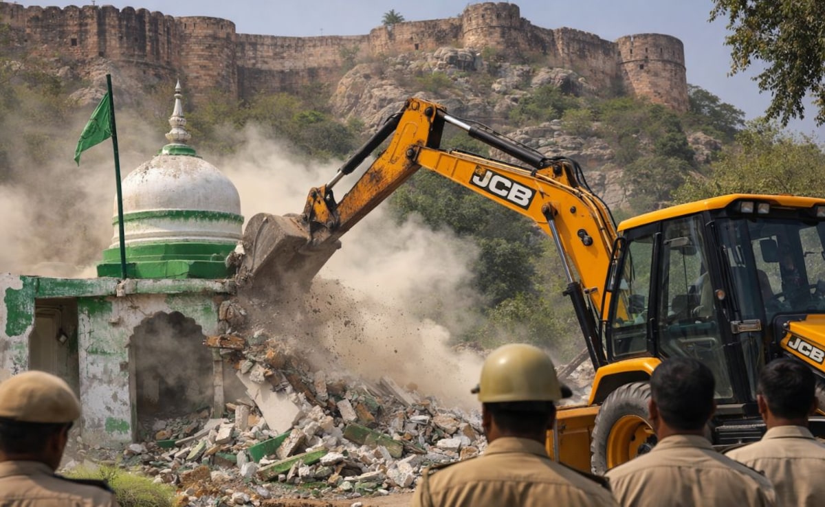 झांसी किले के पास मजार पर चला बुलडोजर, रानी लक्ष्मीबाई के किले की तलहटी में था स्थित