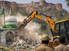 झांसी किले के पास मजार पर चला बुलडोजर, रानी लक्ष्मीबाई के किले की तलहटी में था स्थित