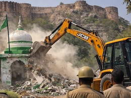 झांसी किले के पास मजार पर चला बुलडोजर, रानी लक्ष्मीबाई के किले की तलहटी में था स्थित