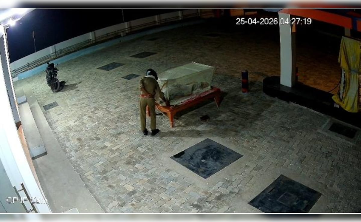 मऊ में ‘वर्दी वाले चोर’ का CCTV वीडियो वायरल, पेट्रोल पंप से मोबाइल चोरी; UP की पुलिस व्यवस्था पर उठे सवाल