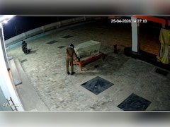 मऊ में ‘वर्दी वाले चोर’ का CCTV वीडियो वायरल, पेट्रोल पंप से मोबाइल चोरी; UP की पुलिस व्यवस्था पर उठे सवाल