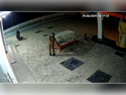 मऊ में &lsquo;वर्दी वाले चोर&rsquo; का CCTV वीडियो वायरल, पेट्रोल पंप से मोबाइल चोरी; UP की पुलिस व्यवस्था पर उठे सवाल