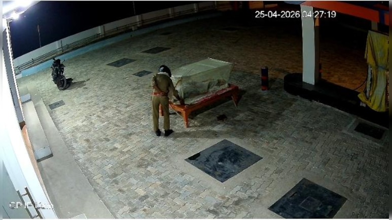 मऊ में &lsquo;वर्दी वाले चोर&rsquo; का CCTV वीडियो वायरल, पेट्रोल पंप से मोबाइल चोरी; UP की पुलिस व्यवस्था पर उठे सवाल