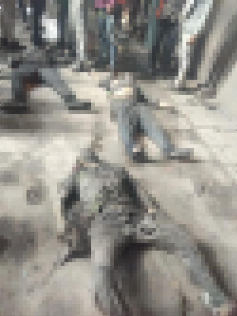 बाहर निकाले गए शव. (इस तस्वीर को धुंधला किया गया है)