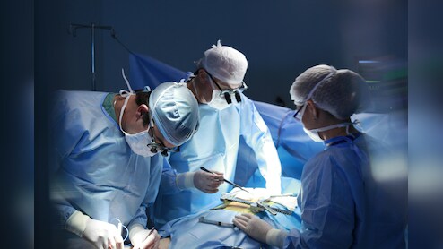 यमराज को दे दी मात! डॉक्टरों ने अंग निकालने के लिए पकड़ा चाकू, तभी 'ब्रेन डेड' शख्स की आंखों से बहने लगे आंसू