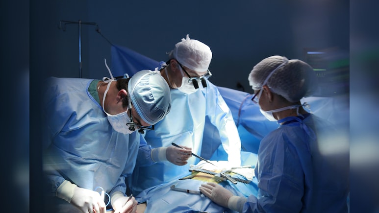 यमराज को दे दी मात! डॉक्टरों ने अंग निकालने के लिए पकड़ा चाकू, तभी 'ब्रेन डेड' शख्स की आंखों से बहने लगे आंसू