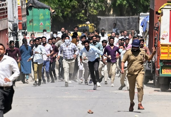 नोएडा में प्रदर्शन करने वाले मजदूरों को नौकरी से नहीं निकाल सकती है कंपनी, जानें क्या है इसका नियम