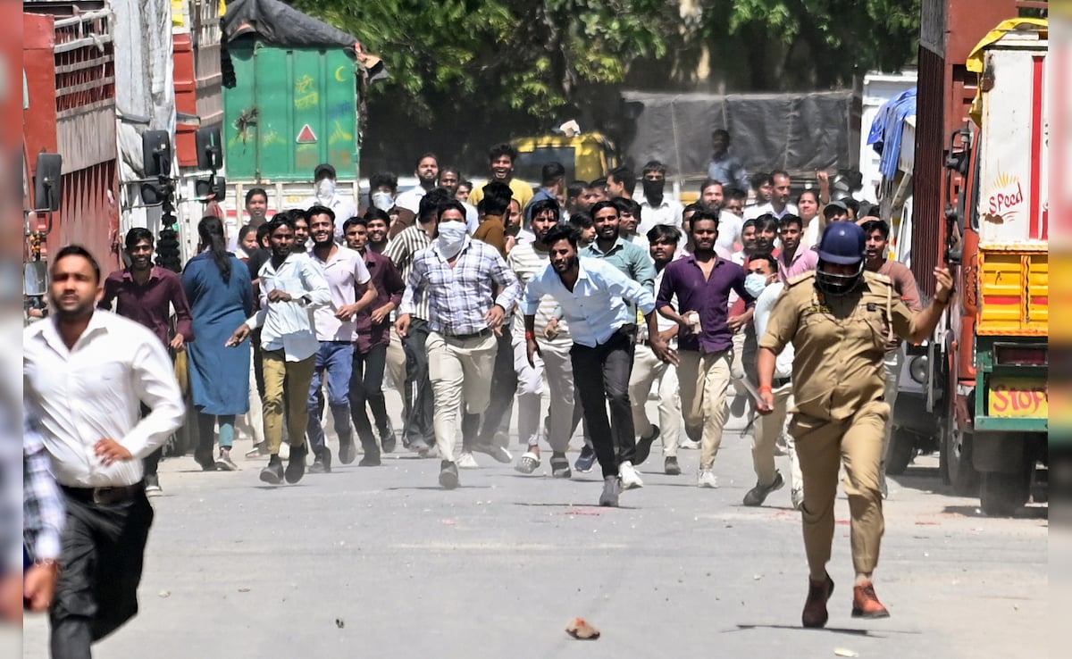 नोएडा में प्रदर्शन करने वाले मजदूरों को नौकरी से नहीं निकाल सकती है कंपनी, जानें क्या है इसका नियम