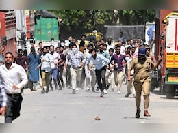 नोएडा में प्रदर्शन करने वाले मजदूरों को नौकरी से नहीं निकाल सकती है कंपनी, जानें क्या है इसका नियम