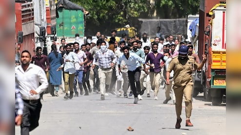 नोएडा में प्रदर्शन करने वाले मजदूरों को नौकरी से नहीं निकाल सकती है कंपनी, जानें क्या है इसका नियम