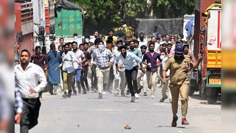 नोएडा में प्रदर्शन करने वाले मजदूरों को नौकरी से नहीं निकाल सकती है कंपनी, जानें क्या है इसका नियम