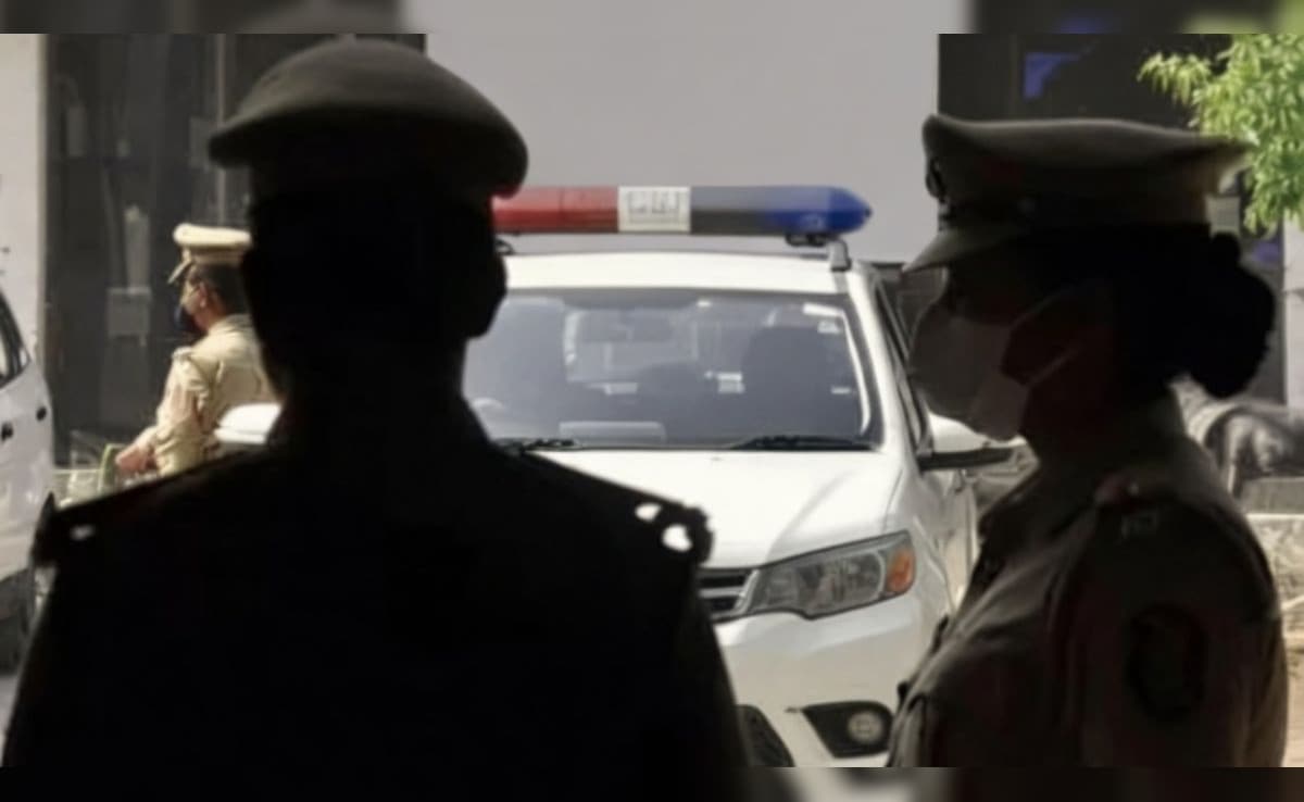 महिला सिपाही के साथ आपत्तिजनक हाल में दिखा सब-इंस्पेक्टर, VIDEO वायरल होते ही दोनों पर गिरी गाज