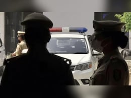 महिला सिपाही के साथ आपत्तिजनक हाल में दिखा सब-इंस्पेक्टर, VIDEO वायरल होते ही दोनों पर गिरी गाज