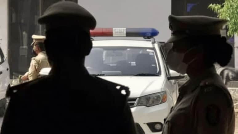 महिला सिपाही के साथ आपत्तिजनक हाल में दिखा सब-इंस्पेक्टर, VIDEO वायरल होते ही दोनों पर गिरी गाज