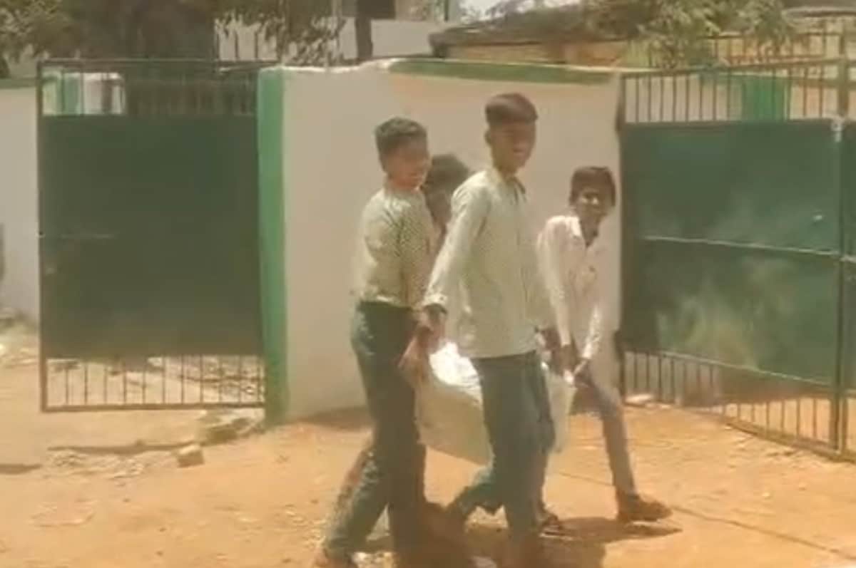 स्कूल में काम करते बच्चे