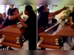 वो मेरा था!…महबूब की मय्यत पर भिड़ गईं दो माशूकाएं, ताबूत के ऊपर चले लात-घूंसे, देखें VIDEO