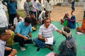 कौन हैं IAS कलेक्टर विकास मिश्रा? जमीन पर बैठकर सुनी फरियाद, शिकायत पर हाथों-हाथ लिया एक्शन