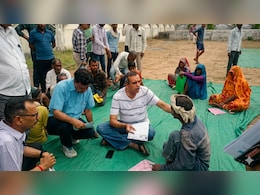 कौन हैं IAS कलेक्टर विकास मिश्रा? जमीन पर बैठकर सुनी फरियाद, शिकायत पर हाथों-हाथ लिया एक्शन