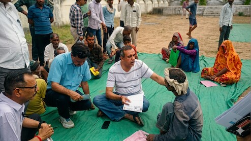 कौन हैं IAS कलेक्टर विकास मिश्रा? जमीन पर बैठकर सुनी फरियाद, शिकायत पर हाथों-हाथ लिया एक्शन