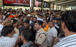 उदयपुर एयरपोर्ट पर इस शख्सियत के आते ही फुल हो गया टर्मिनल, कॉरिडोर में नहीं बची पैर रखने तक की जगह!