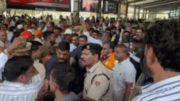 उदयपुर एयरपोर्ट पर इस शख्सियत के आते ही फुल हो गया टर्मिनल, कॉरिडोर में नहीं बची पैर रखने तक की जगह!