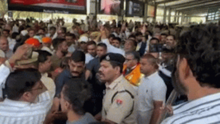 उदयपुर एयरपोर्ट पर इस शख्सियत के आते ही फुल हो गया टर्मिनल, कॉरिडोर में नहीं बची पैर रखने तक की जगह!