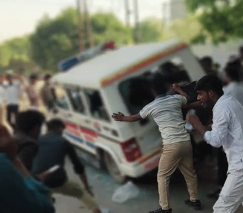 नोएडा में भड़के मजदूर, पुलिस वैन तोड़ी, आग लगाई, वेतन बढ़ोतरी की मांग को लेकर हिंसा, देखें VIDEO