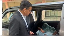फर&zwj;ियादी के पास कुर्सी छोड़कर खुद पहुंचे जज, पहली मंज&zwj;िल से नीचे आकर 'भगवान' को सौंपा हक&nbsp;