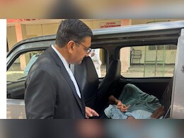 फर&zwj;ियादी के पास कुर्सी छोड़कर खुद पहुंचे जज, पहली मंज&zwj;िल से नीचे आकर 'भगवान' को सौंपा हक&nbsp;